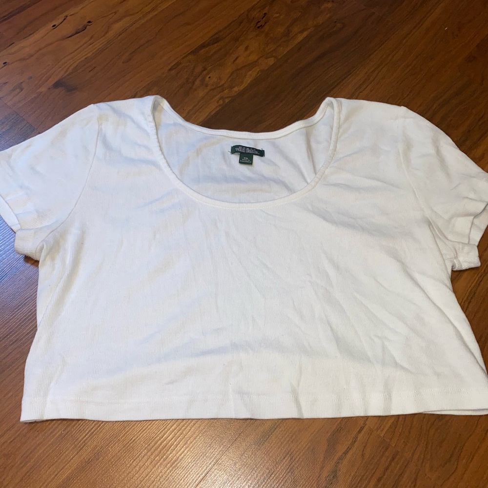 White short sleeved crop top 🤍